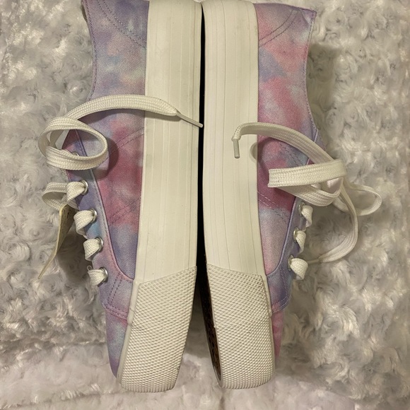 Mudd Ladies Beyley Tie Dye Pink Lace Up Sneakers - NWOT - 7 1/2 - Picture 3 of 10